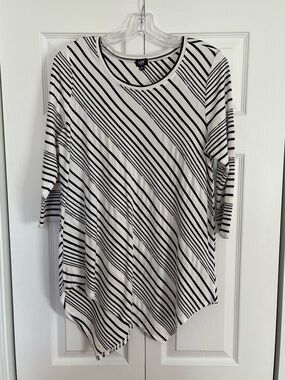 Lee Women’s Black and White Asymmetrical Hem Striped Tunic Top